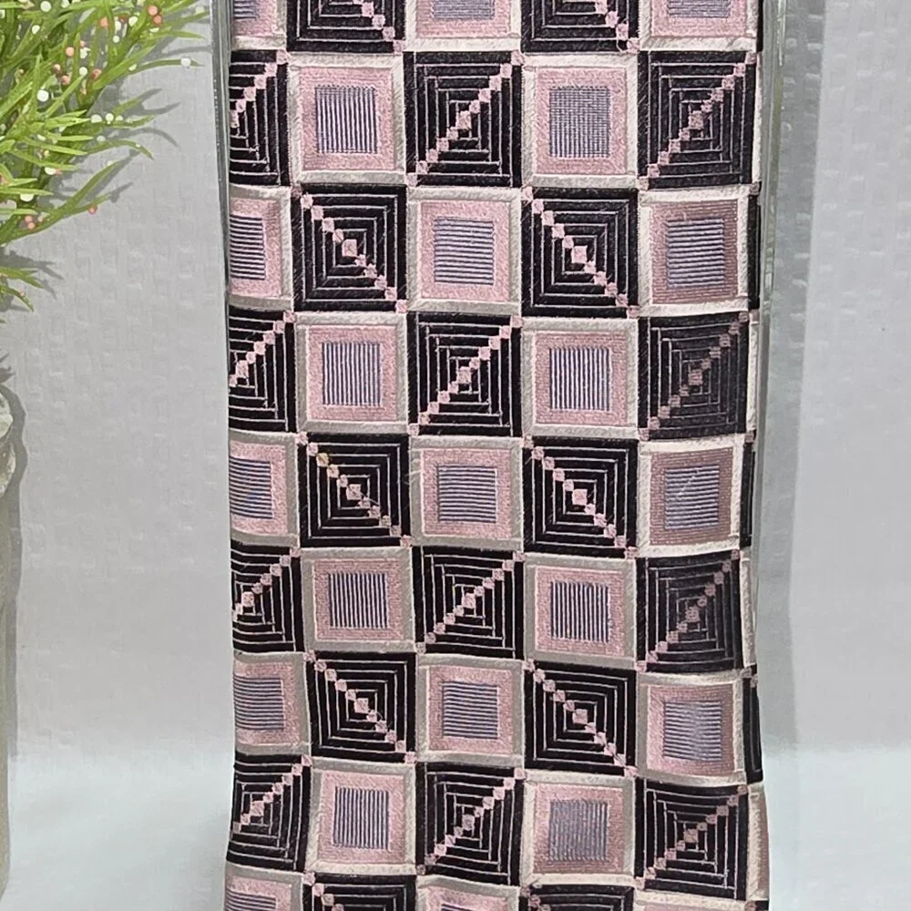 MENS DANIEL CRAIG TIE PINK AND BLACK GEOMETRIC SQUARE PATTERN 100% SILK EUC